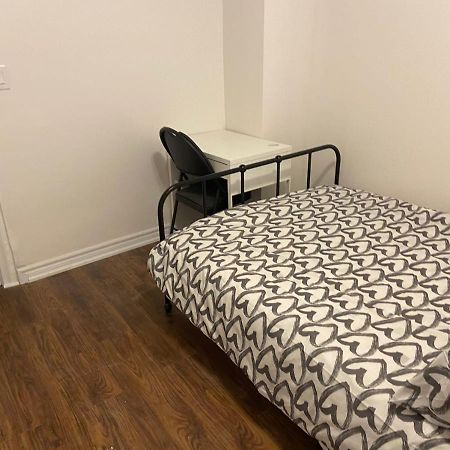 Budget Quad Room With En Suite Bathroom 36B Торонто Экстерьер фото