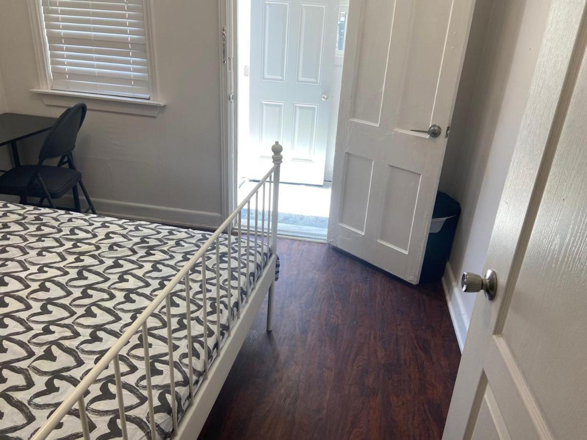 Budget Quad Room With En Suite Bathroom 36B Торонто Экстерьер фото