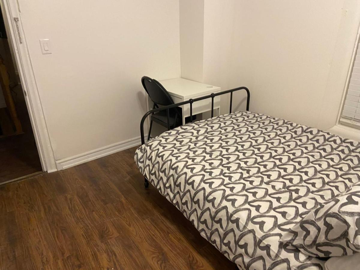 Budget Quad Room With En Suite Bathroom 36B Торонто Экстерьер фото