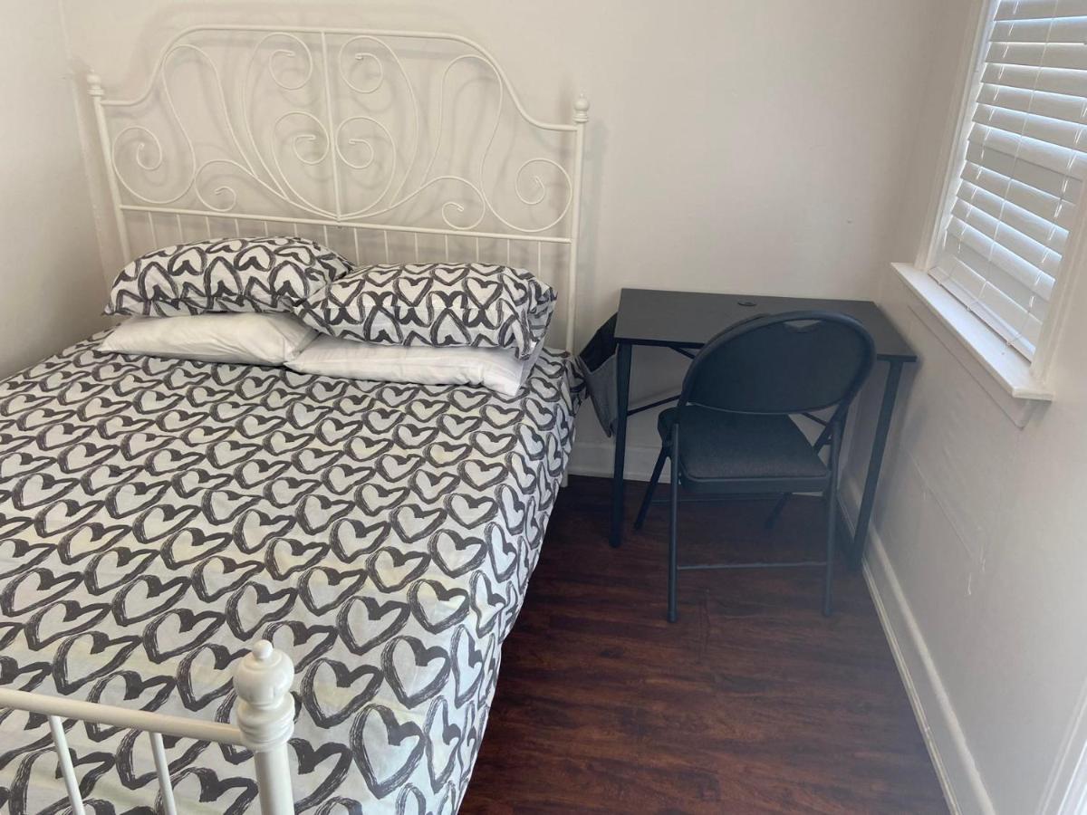 Budget Quad Room With En Suite Bathroom 36B Торонто Экстерьер фото