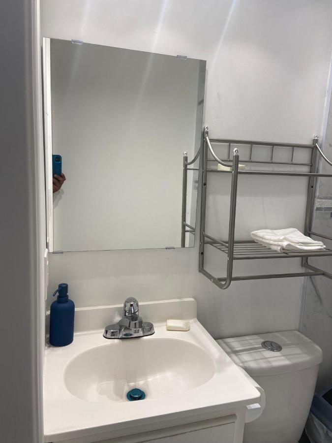 Budget Quad Room With En Suite Bathroom 36B Торонто Экстерьер фото