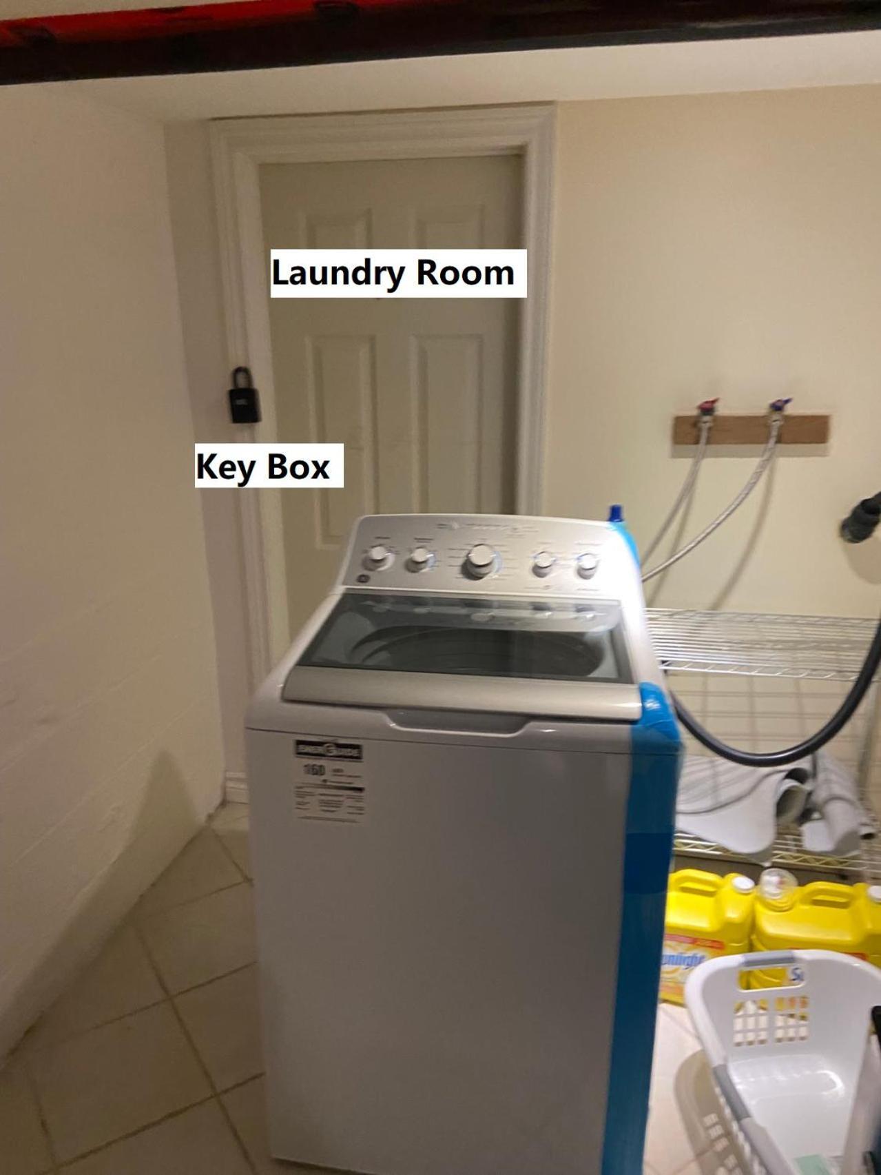 Budget Quad Room With En Suite Bathroom 36B Торонто Экстерьер фото